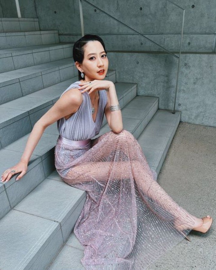 河北麻友子、SEXYドレス姿で美脚披露「脚長すぎる」と絶賛の声