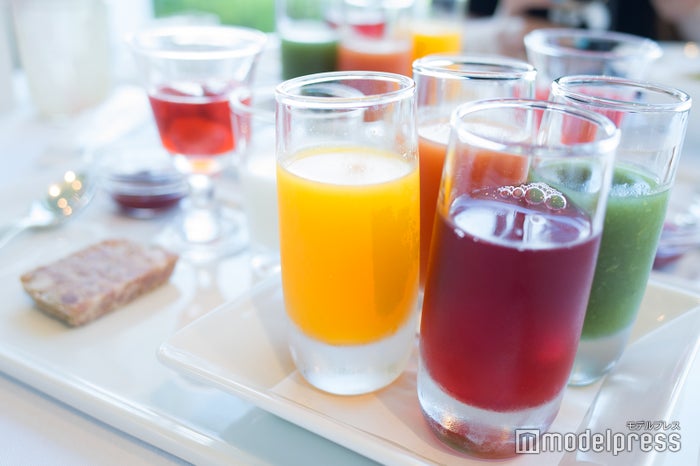 4種類のプティドリンク(三重県産柑橘ジュース、フルーツと野菜のジュース、トマトジュース、クランベリージュース)(C)ビューティーガール