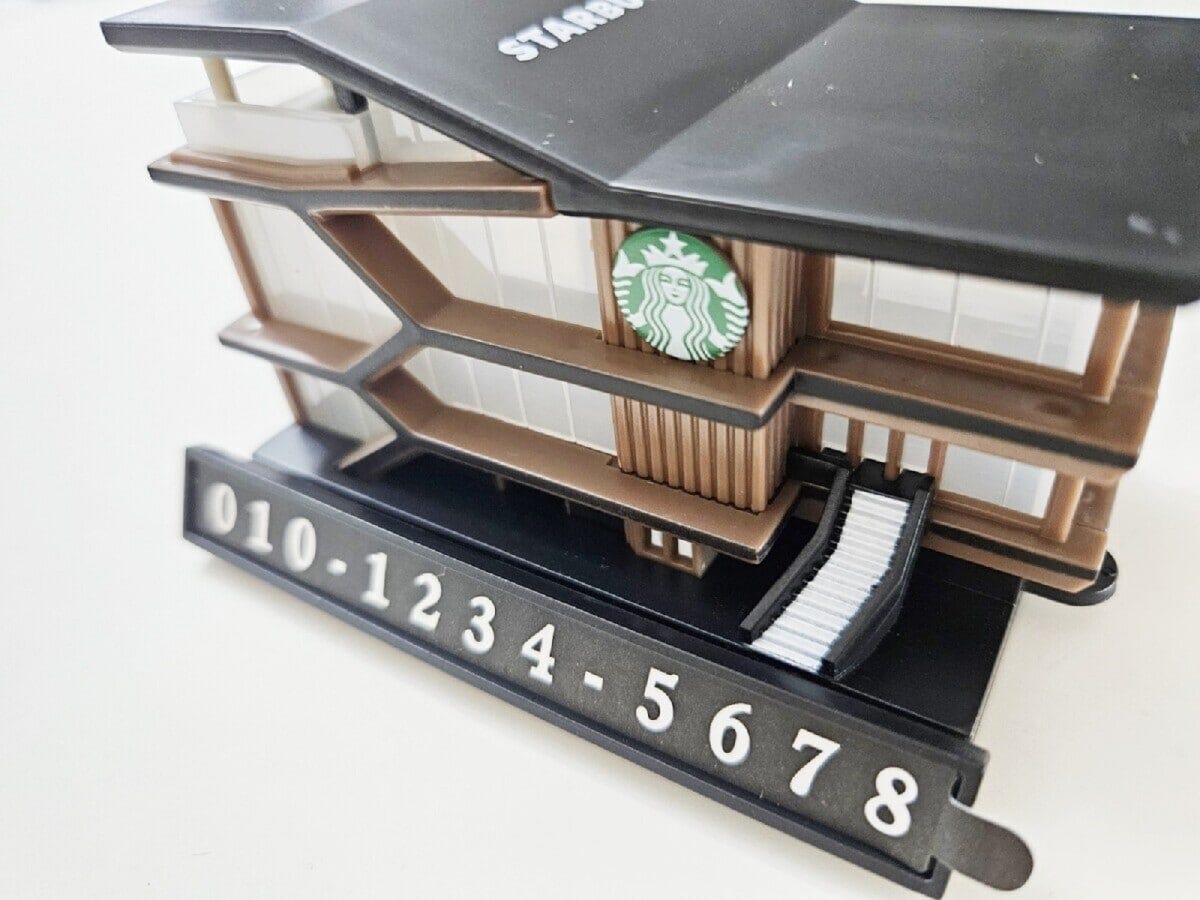 ダッシュボードに置いて使う携帯電話番号の表示プレート。韓国ではどの車にも表示プレートが置かれており、そのデザインもさまざまだ。写真はスターバックス コリアから販売されているもの