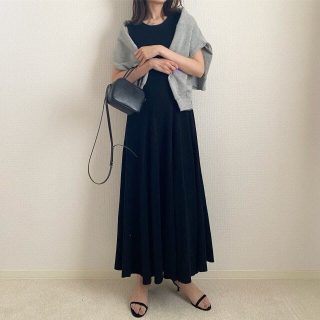 黒ワンピース　上品　高見え　大人コーデ　黒ワンピース×スウェット