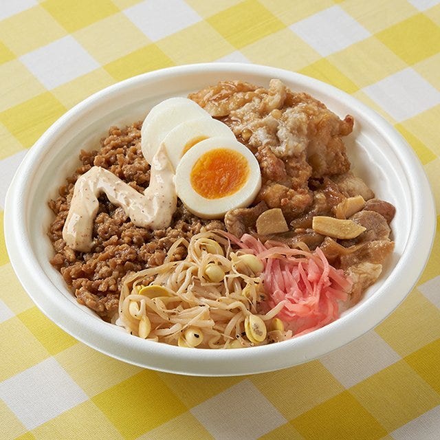 ファミリーマートのニンニク背脂が決め手のから揚げ＆豚焼肉月見丼