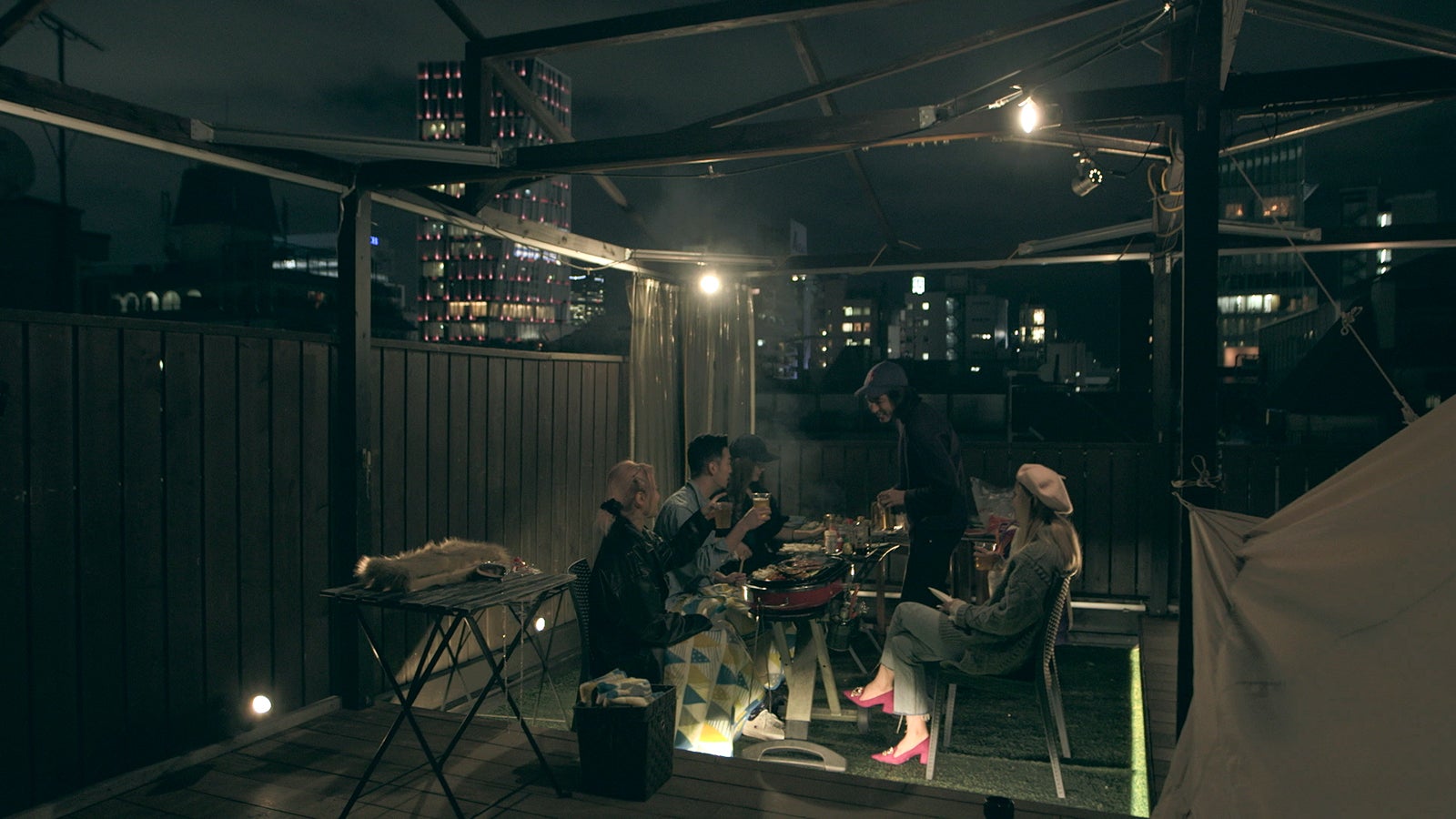BBQをするメンバー「TERRACE HOUSE TOKYO 2019-2020」32nd WEEK（C）フジテレビ／イースト・エンタテインメント