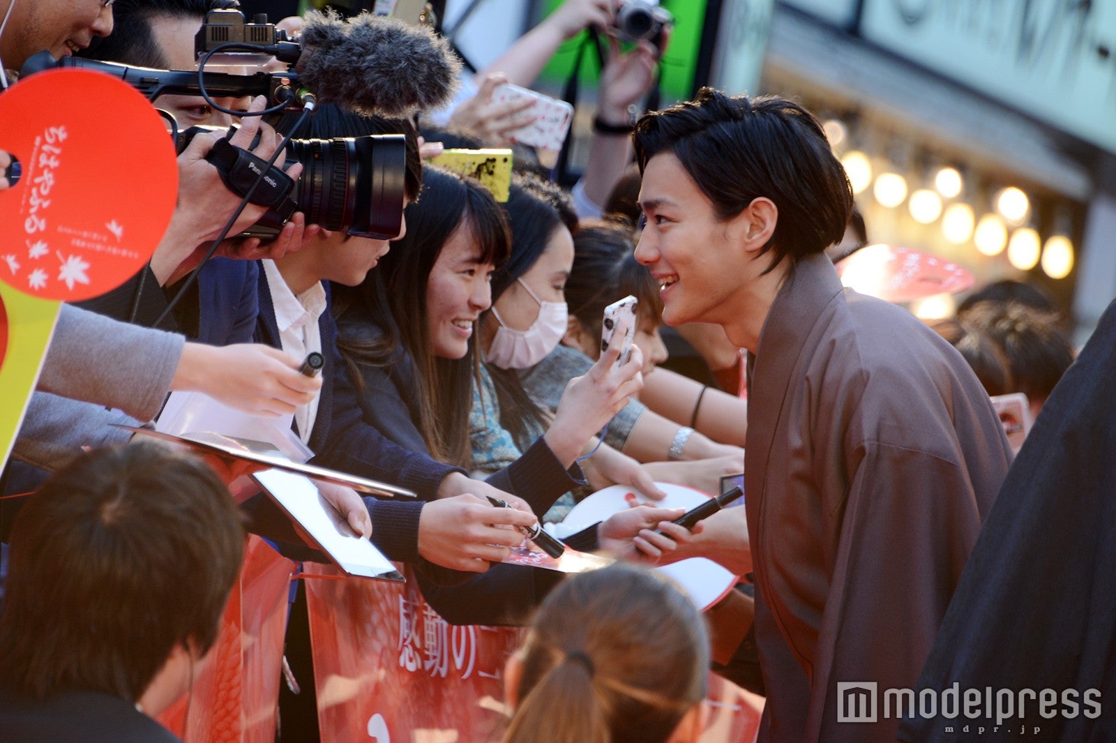 野村周平、“右往左往”のファンサービスに黄色い歓声「こういう時にしか…」