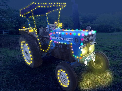 エーカー広場入口では光の牧場案内人「トラクターおじいさん」がお出迎え／画像提供：成田ゆめ牧場