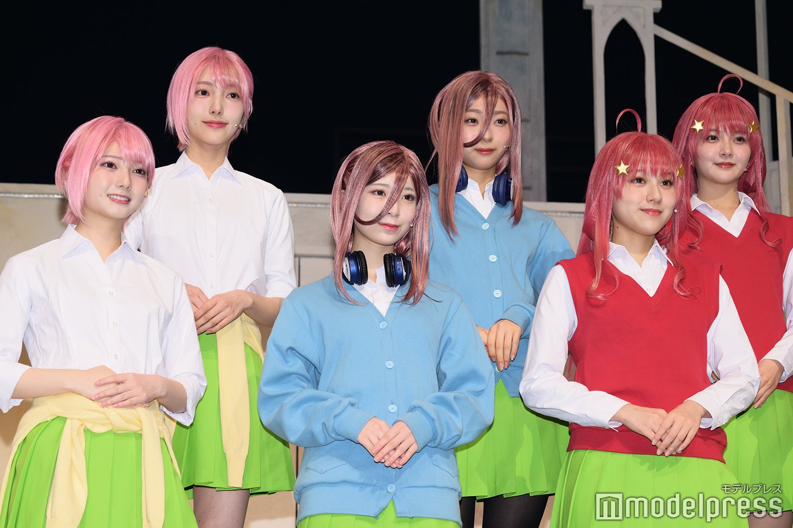 日向坂46四期生（上段左から）小西夏菜実、宮地すみれ、山下葉留花（下段左から）竹内希来里、渡辺莉奈、平岡海月（C）モデルプレス