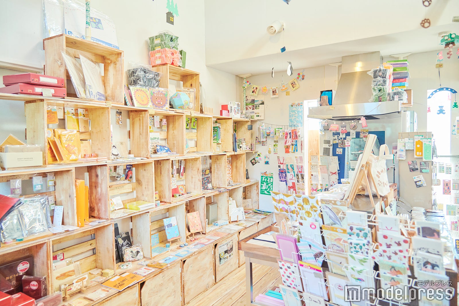 所狭しと文房具が並ぶ店内 （C）モデルプレス