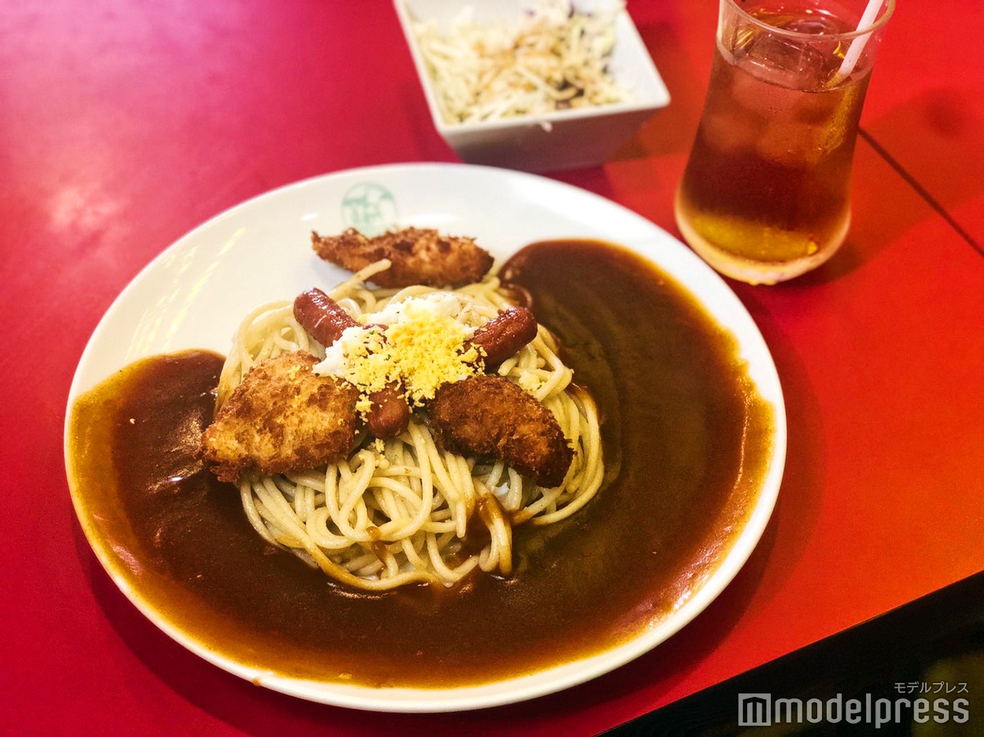 「スパゲッ亭チャオ」（本店）チキンカツとウインナーがのった人気No,1メニューの“バイキングランチ”987円（税別） （C）モデルプレス