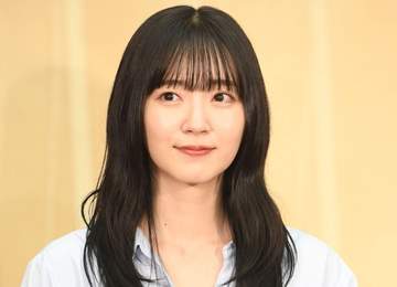 「ひゃあああ」鈴木愛理 白ワンピドレスでの上目遣いショットにファンメロメロ「射抜かれました」