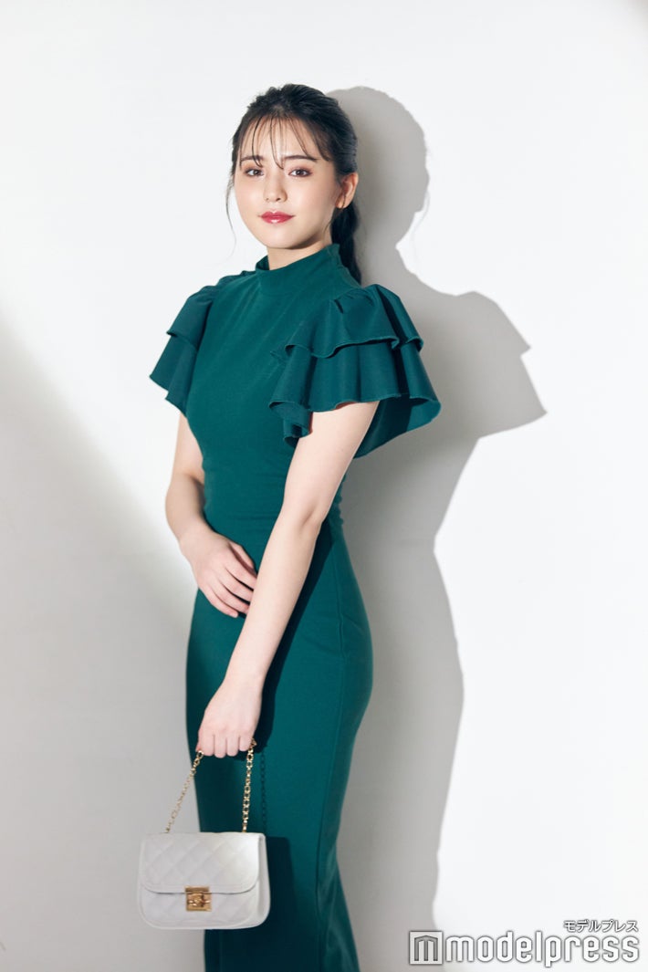 ドレス￥1,761、バッグ¥485／オールアイテム：「SHEIN」（C）モデルプレス