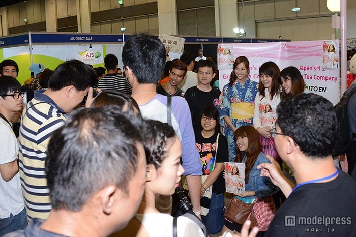 紺野ゆりの前には多くの人だかりが