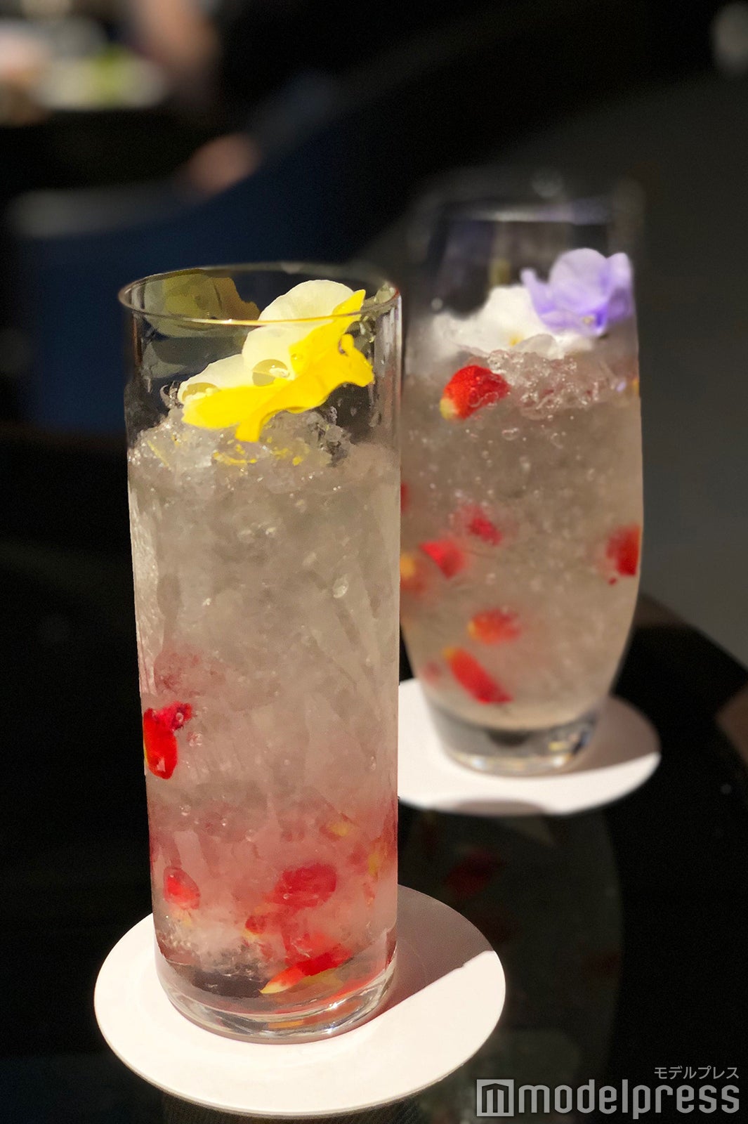 色鮮やかなエディブルフラワーのドリンク（C）モデルプレス