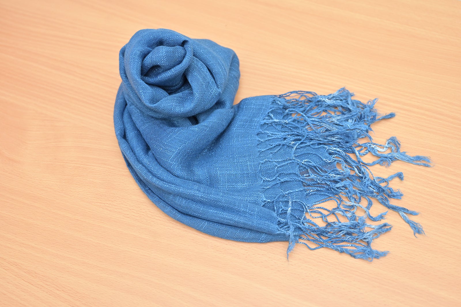 手作りのインディゴのストール（C）NHK