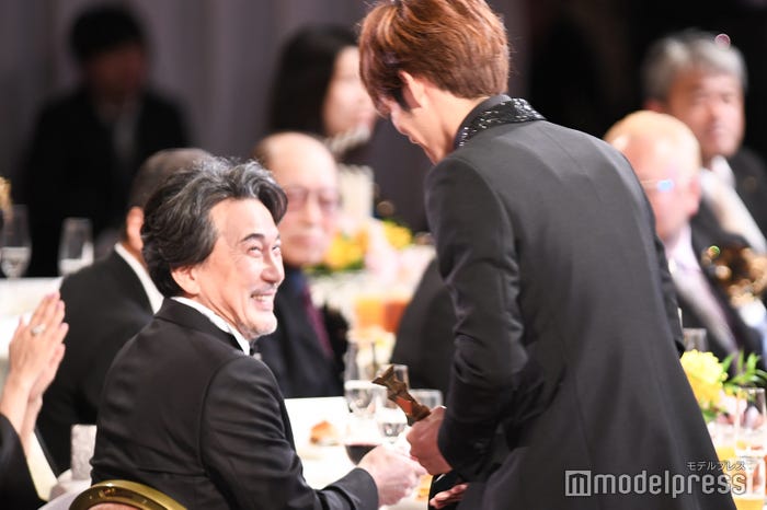 役所広司と微笑み合う松坂桃李 (C)モデルプレス