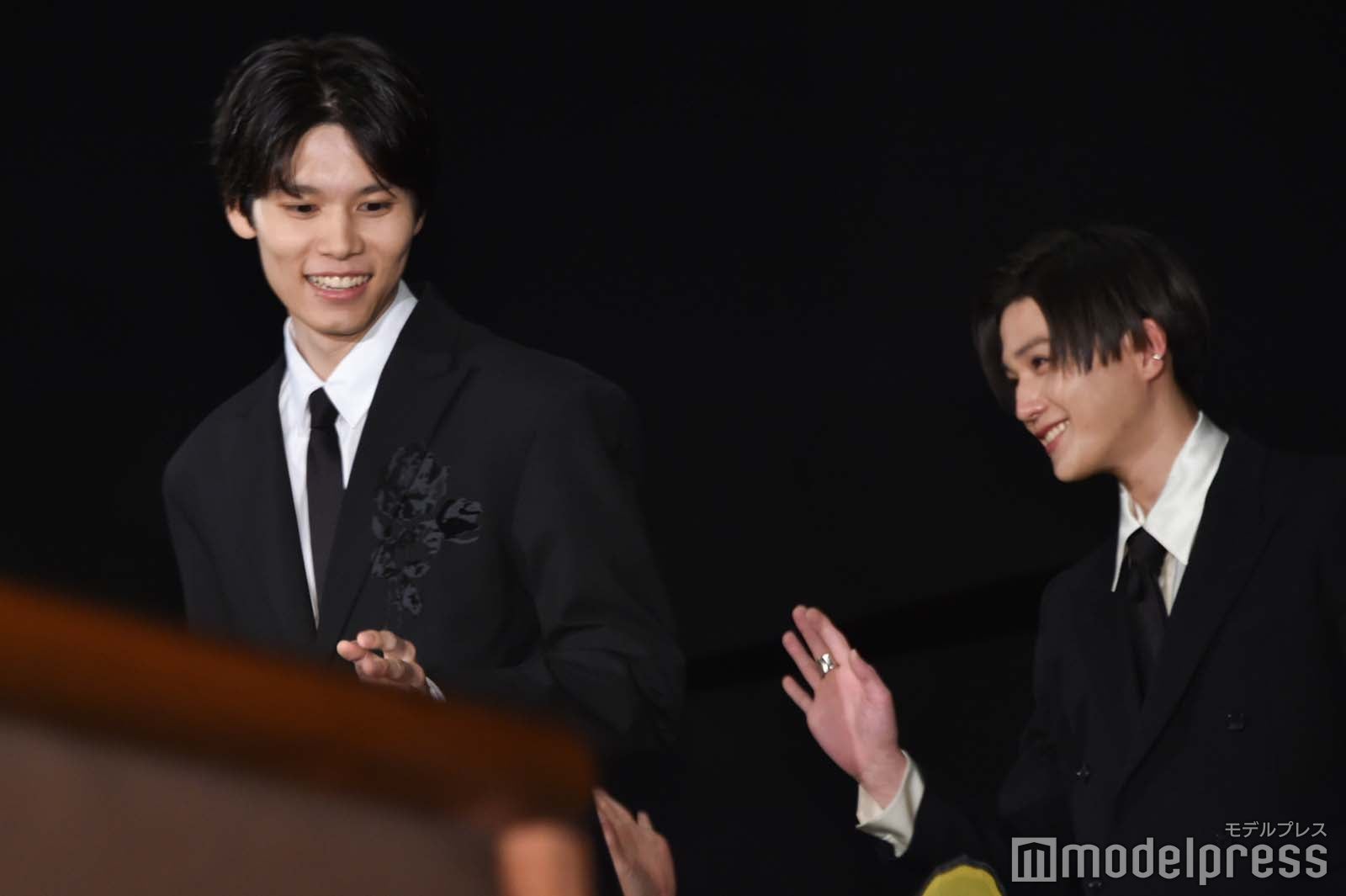 客席脇から登場した萩原利久、八木勇征（C）モデルプレス