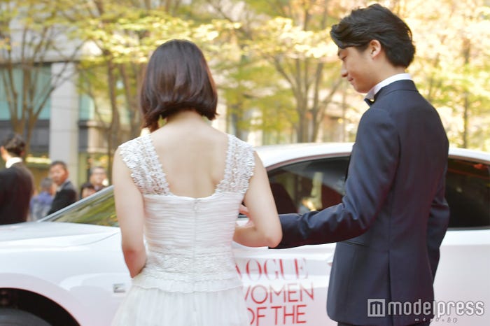 最後まで手を添えて (C)モデルプレス