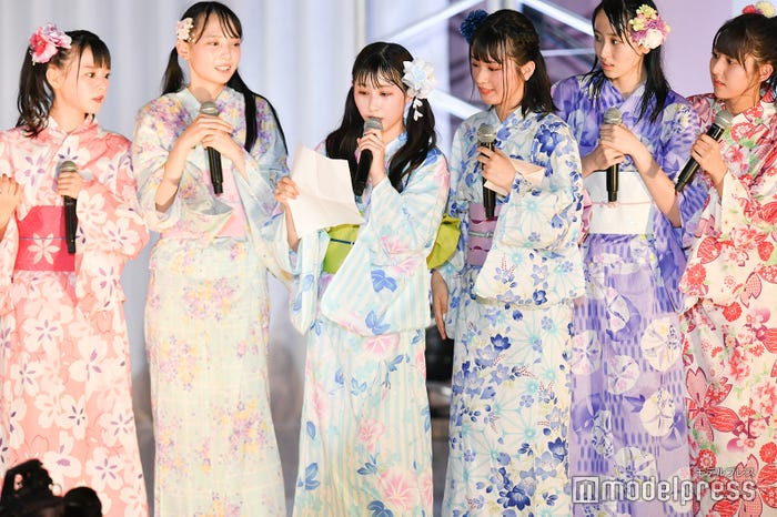 サプライズ発表の紙を読み上げる山本杏奈と心配そうに見つめる周りのメンバー/=LOVE ≠ME スペシャルコンサート「24 girls」 (C)モデルプレス