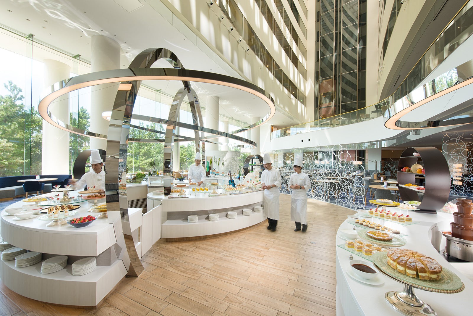 デザート25種類＋軽食10種類が食べ放題／画像提供：ヒルトン東京ベイ