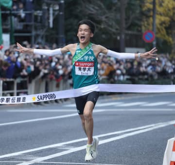 強すぎる！青学大が大会新V、史上初2度目の3連覇 V9に原監督9度宙舞う “5強”の下馬評、1区16位出遅れでも最後は圧勝