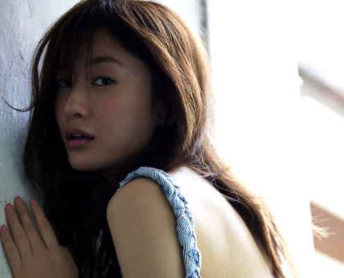 松本まりか、美背中を大胆披露 写真集未公開カット公開へ