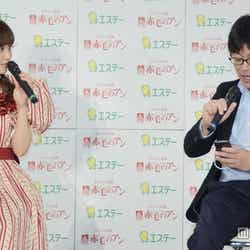 (左から)高橋愛、エステー株式会社・鹿毛康司