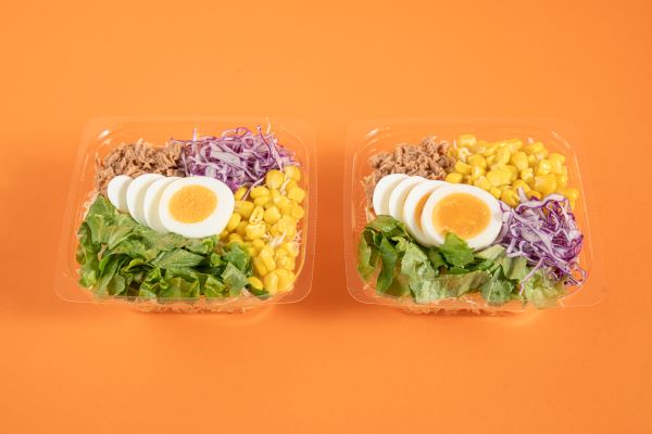 「シーチキン＆たまごのサラダ」（税込278円）※左が増量前、右が具材増量／提供画像