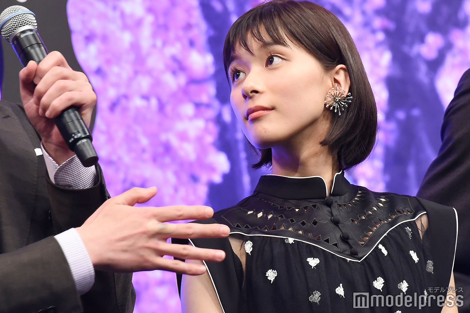 柄本佑を見上げる芳根京子 （C）モデルプレス