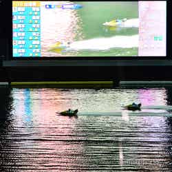 照明に照らされたボートレース場でのナイター観戦は昼間とは違った迫力が (C)モデルプレス