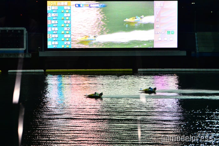 照明に照らされたボートレース場でのナイター観戦は昼間とは違った迫力が (C)モデルプレス