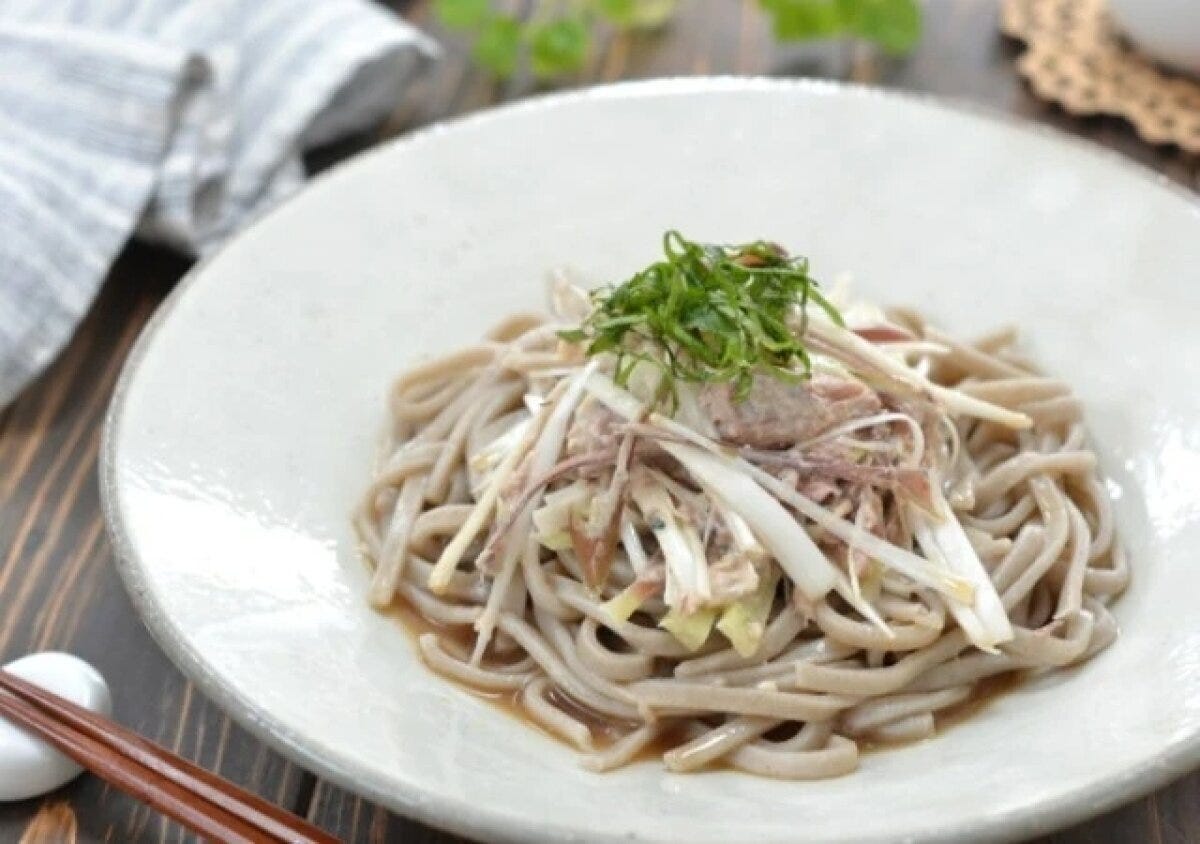 白い皿にサバ缶と薬味が乗った冷やしそば