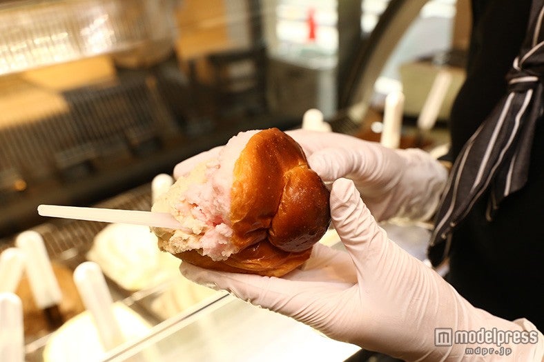 ブリオッシュに冷たいジェラートをサンドしたハイブリッドスイーツ「Brigela」／画像提供：デックス東京ビーチ