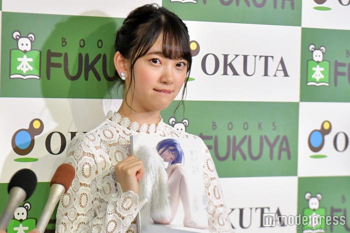 前歯を出す“クセ”が発覚!カメラの前で披露する堀未央奈(C)モデルプレス