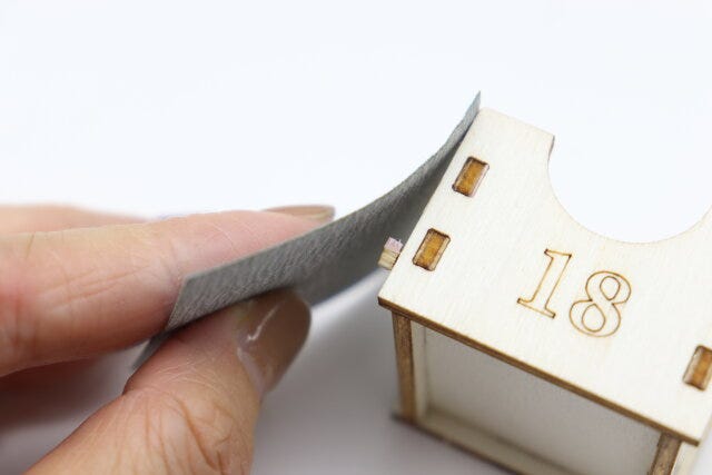 ウッドアドベントカレンダーキット(ハウス型) やすりがけ ウッドアドベントカレンダーキット(ハウス型) やすりがけ