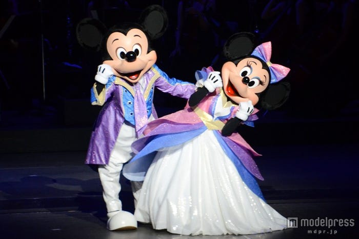 メッセージに合せてパフォーマンスをするミッキー&ミニー