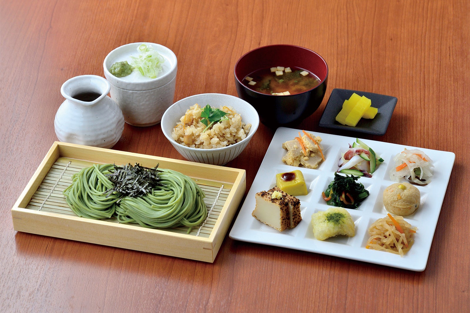 身体を気遣った『おばんざい9種と宇治抹茶そばの御膳』¥1,680／画像提供：LIFEstyle