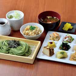 身体を気遣った『おばんざい9種と宇治抹茶そばの御膳』¥1,680/画像提供:LIFEstyle