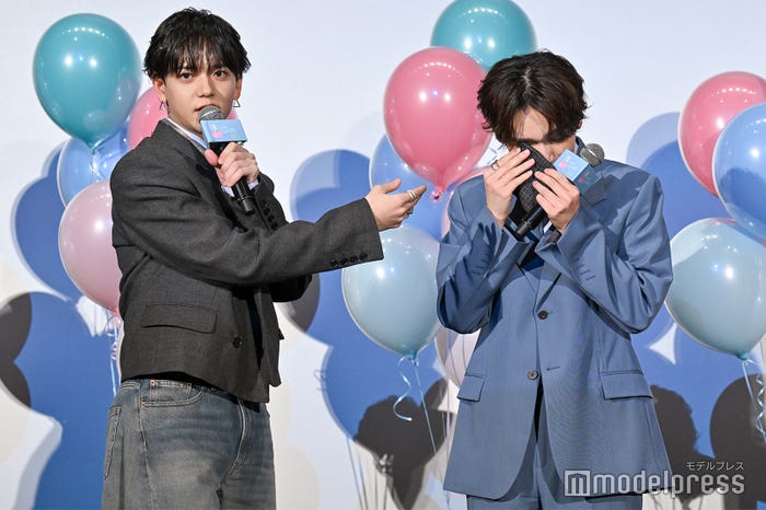 宮世琉弥(右)にハンカチを貸す中島颯太(左)(C)モデルプレス