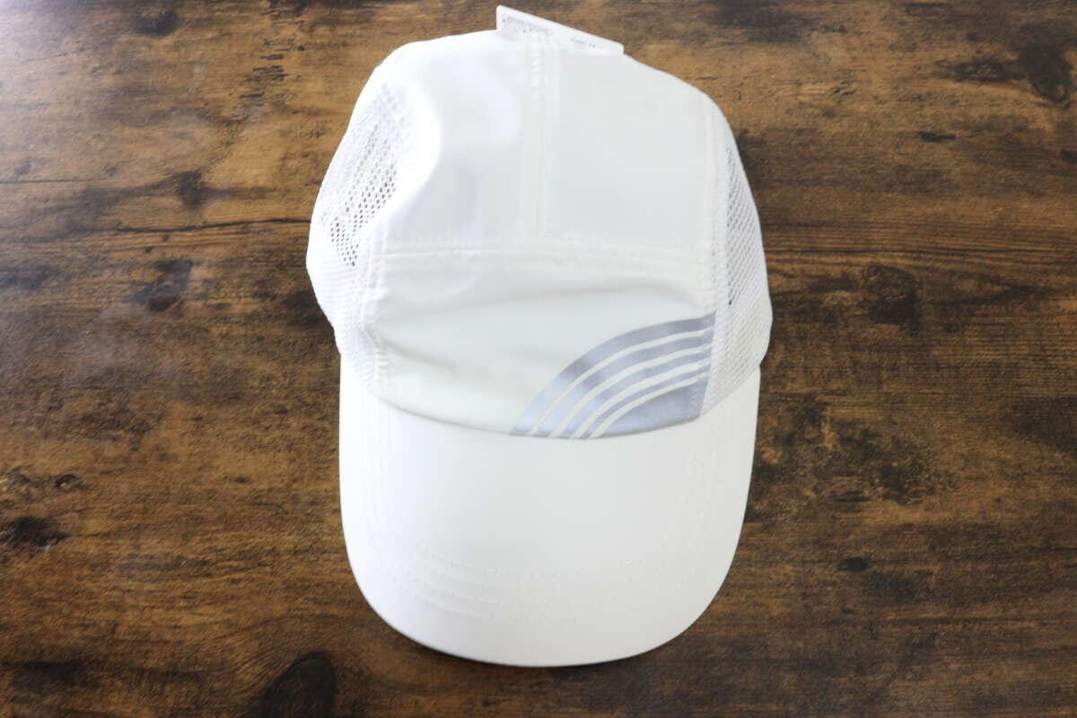 ダイソーのスポーツキャップ（部分メッシュ、反射プリント付き）のパッケージ