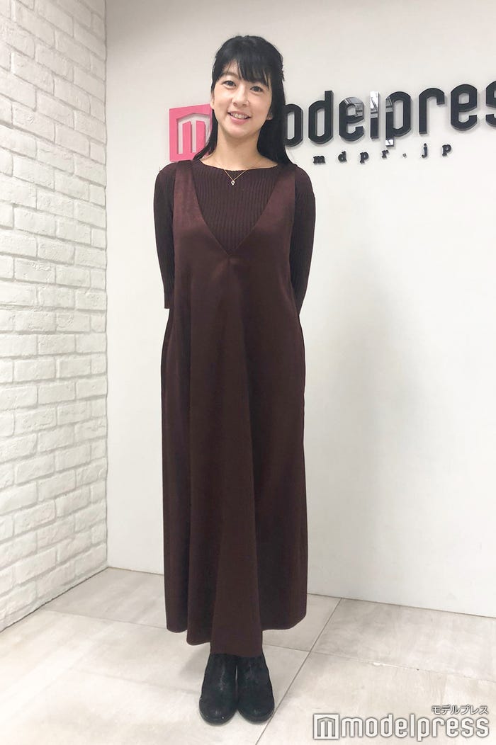 私服に着替えた生野アナ。ボルドーのワンピースがお似合いでした(C)モデルプレス
