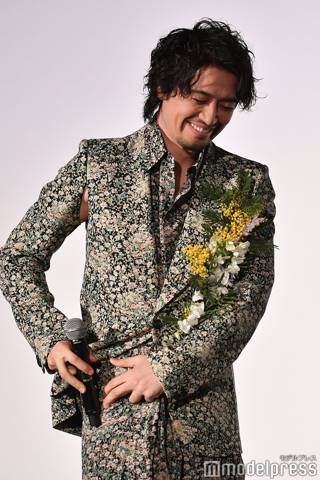 マイクをしまう場所を模索する斎藤工 （C）モデルプレス