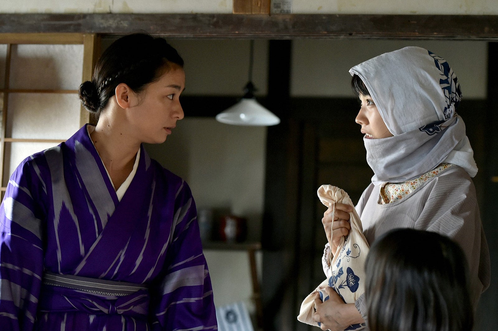 尾野真千子、松本穂香／「この世界の片隅に」（C）TBS