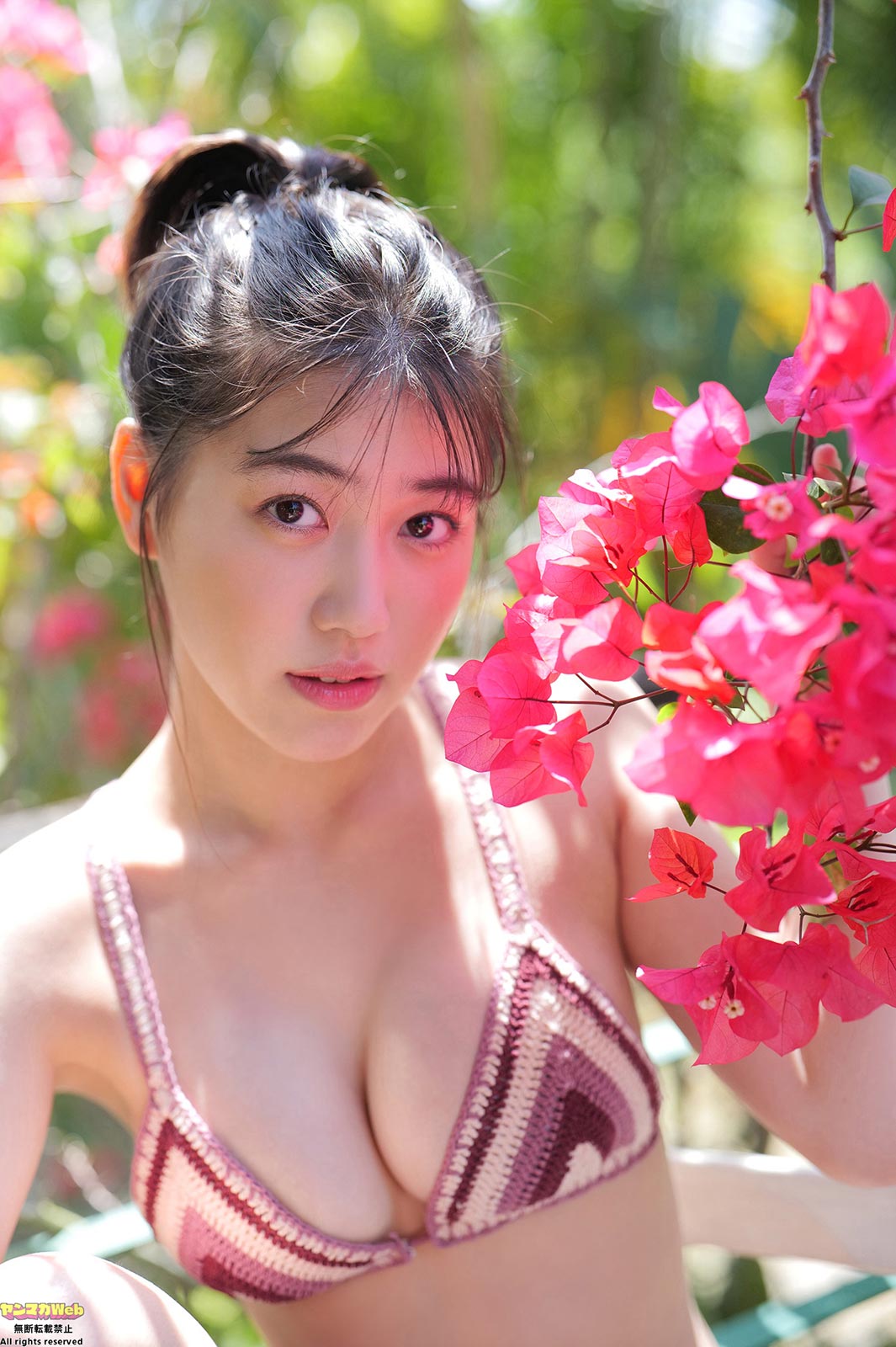 「ミスマガジン」和泉芳怜、美ボディ引き立つビキニショット 自然な表情に惚れる