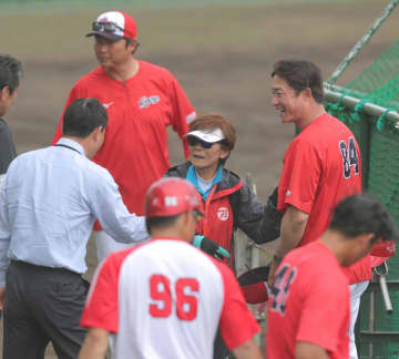 広島・新井監督「もっと鬼になって」名将・宇津木妙子氏の訪問感謝 新井打撃コーチはティー打撃練習法直伝された