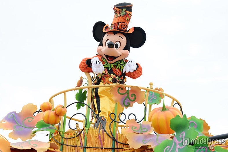 華やかなパレード「ハッピーハロウィーンハーベスト」／ミッキー