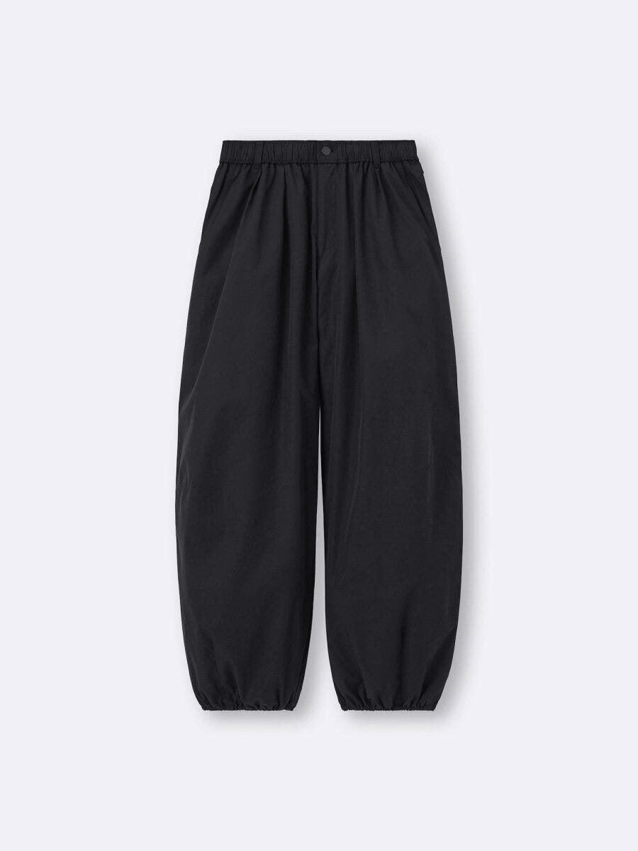 黒いバルーンパンツ。ウエストゴムとボタン、膝ダーツと裾絞り。 黒いバルーンパンツ。ウエストゴムとボタン、膝ダーツと裾絞り。