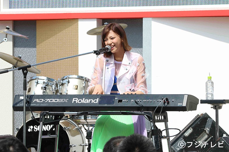 西内まりや、涙浮かべ弾き語りで新曲披露 