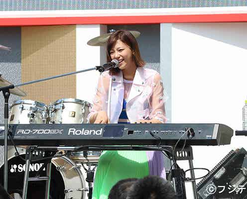 西内まりや、涙浮かべ弾き語りで新曲披露