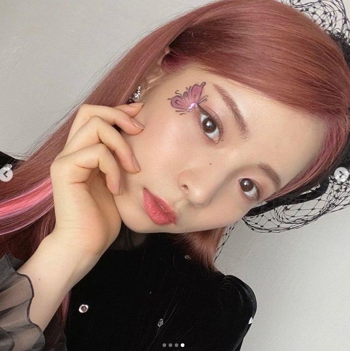 NiziUマヤ、ハロウィンメイク披露「白鳥が蝶になった」と反響