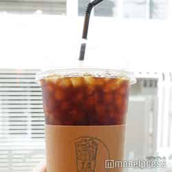 シンチョンカフェは巨大なカップの「1リットルコーヒー」もおすすめ。いつまで飲んでもなくならない。￥500（C）モデルプレス