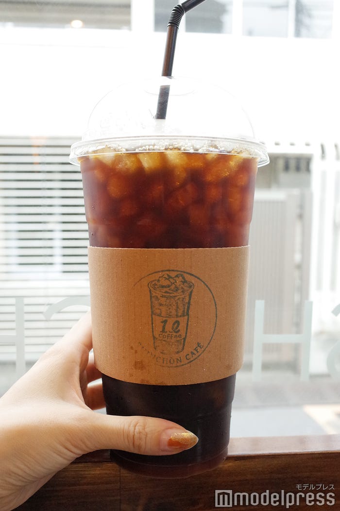 シンチョンカフェは巨大なカップの「1リットルコーヒー」もおすすめ。いつまで飲んでもなくならない。¥500(C)モデルプレス