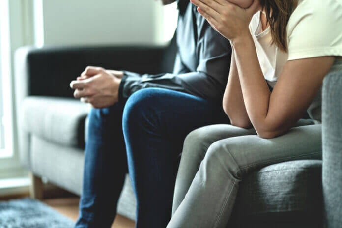 交際初日に合鍵要求!? 男性がドン引きした彼女の行動4選